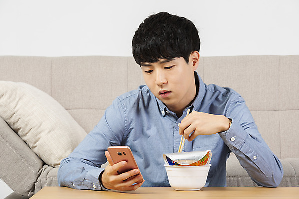 포토 JPG 스튜디오촬영 응시 남자 대학생 맨라이프 탁자 실내 한명 들기 상반신 20대 성인 앞모습 스마트폰 청춘 소파 유행 식사 한국인 컵라면 싱글라이프 성인남자한명만 혼족 국내포토 1 학생 라이프스타일 시선 뷰포인트 가구 컨셉 의자 모션 사람 동양인 청년 내부 핸드폰 스마트기기 라면 남자한명만 성인남자만 파일형식