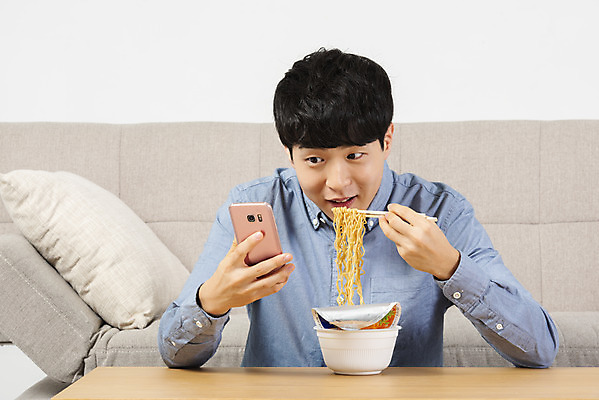 포토 JPG 스튜디오촬영 응시 남자 대학생 맨라이프 탁자 실내 한명 미소 상반신 20대 성인 앞모습 스마트폰 청춘 소파 유행 식사 한국인 즐거움 컵라면 싱글라이프 성인남자한명만 혼족 국내포토 1 학생 라이프스타일 시선 감정 뷰포인트 가구 컨셉 의자 표정 사람 동양인 청년 내부 핸드폰 스마트기기 라면 남자한명만 성인남자만 파일형식