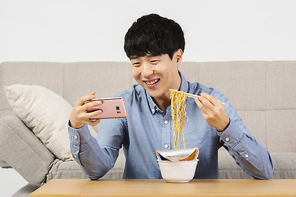 포토 JPG 스튜디오촬영 응시 남자 대학생 맨라이프 탁자 실내 한명 미소 상반신 20대 성인 앞모습 스마트폰 청춘 소파 유행 식사 한국인 즐거움 컵라면 싱글라이프 성인남자한명만 혼족 국내포토 1 학생 라이프스타일 시선 감정 뷰포인트 가구 컨셉 의자 표정 사람 동양인 청년 내부 핸드폰 스마트기기 라면 남자한명만 성인남자만 파일형식