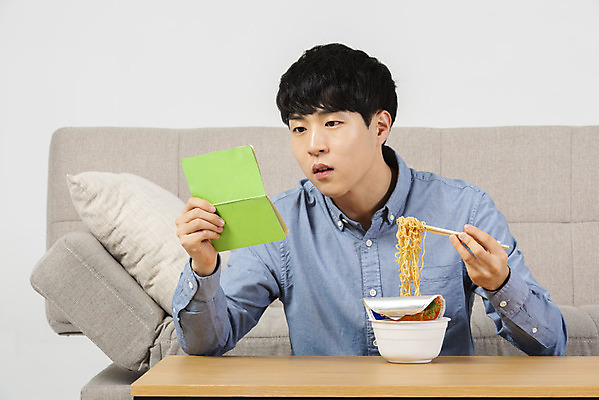 포토 JPG 스튜디오촬영 응시 남자 대학생 맨라이프 탁자 실내 한명 들기 상반신 20대 성인 앞모습 청춘 소파 유행 식사 한국인 통장 컵라면 싱글라이프 성인남자한명만 혼족 국내포토 1 학생 라이프스타일 시선 뷰포인트 가구 컨셉 의자 모션 사람 동양인 청년 내부 금융 라면 남자한명만 성인남자만 파일형식