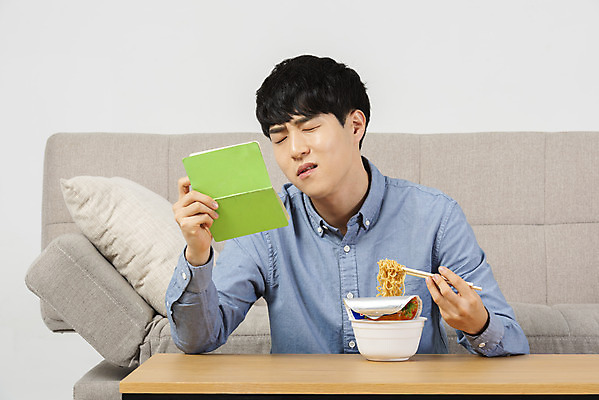 포토 JPG 스튜디오촬영 응시 남자 대학생 맨라이프 탁자 실내 한명 들기 상반신 20대 성인 앞모습 청춘 소파 유행 식사 한국인 찡그림 좌절 통장 컵라면 싱글라이프 성인남자한명만 혼족 국내포토 1 학생 라이프스타일 시선 감정 뷰포인트 가구 컨셉 의자 모션 표정 사람 동양인 청년 내부 금융 라면 남자한명만 성인남자만 파일형식