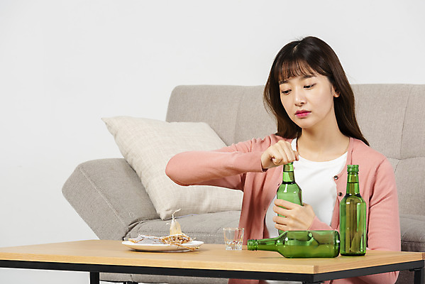 포토 JPG 스튜디오촬영 우먼라이프 여자 대학생 탁자 실내 한명 앉기 상반신 20대 성인 앞모습 청춘 소파 한국인 안주 고민 소주 말린오징어 싱글라이프 성인여자한명만 혼족 홈술 국내포토 1 학생 라이프스타일 감정 뷰포인트 가구 컨셉 의자 모션 주류 사람 동양인 청년 내부 오징어 신조어 여자한명만 성인여자만 파일형식