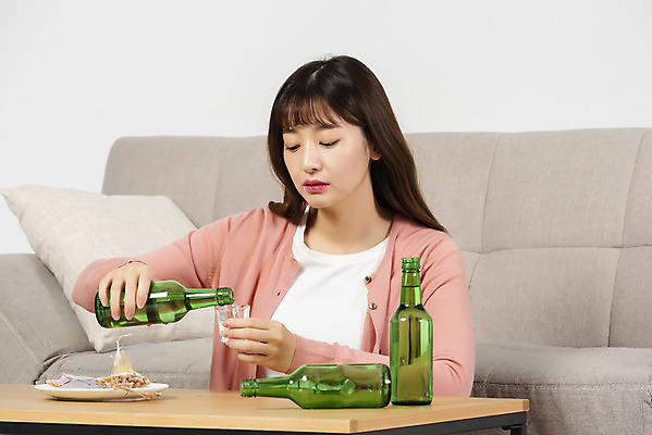 포토 JPG 스튜디오촬영 우먼라이프 여자 대학생 탁자 실내 한명 들기 앉기 상반신 20대 성인 앞모습 청춘 소파 한국인 붓기 안주 고민 소주 말린오징어 소주잔 싱글라이프 성인여자한명만 혼족 홈술 국내포토 1 학생 라이프스타일 감정 뷰포인트 가구 컨셉 술잔 의자 모션 주류 사람 동양인 청년 내부 오징어 신조어 여자한명만 성인여자만 파일형식