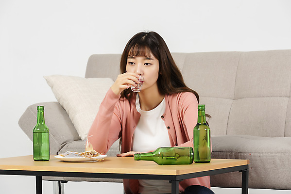 포토 JPG 스튜디오촬영 우먼라이프 여자 대학생 탁자 실내 한명 앉기 상반신 20대 성인 앞모습 청춘 소파 한국인 마시기 안주 고민 소주 말린오징어 소주잔 싱글라이프 성인여자한명만 혼족 홈술 국내포토 1 학생 라이프스타일 감정 뷰포인트 가구 컨셉 술잔 의자 모션 주류 사람 동양인 청년 내부 오징어 신조어 여자한명만 성인여자만 파일형식