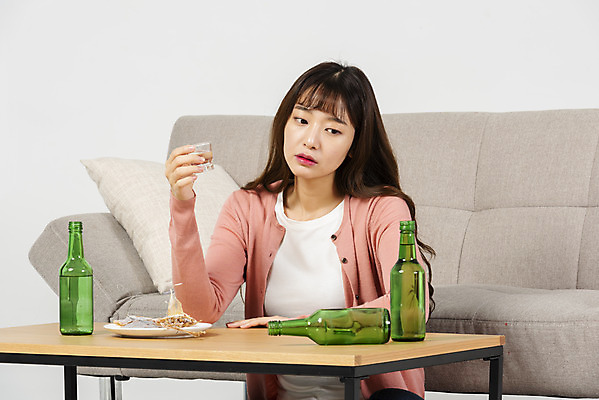 포토 JPG 스튜디오촬영 우먼라이프 여자 대학생 탁자 실내 한명 들기 앉기 상반신 20대 성인 앞모습 청춘 소파 한국인 안주 고민 소주 말린오징어 소주잔 싱글라이프 성인여자한명만 혼족 홈술 국내포토 1 학생 라이프스타일 감정 뷰포인트 가구 컨셉 술잔 의자 모션 주류 사람 동양인 청년 내부 오징어 신조어 여자한명만 성인여자만 파일형식