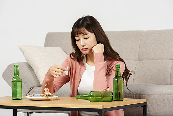 포토 JPG 스튜디오촬영 우먼라이프 응시 여자 대학생 탁자 실내 한명 들기 앉기 상반신 20대 성인 앞모습 청춘 소파 한국인 안주 고민 소주 말린오징어 소주잔 싱글라이프 성인여자한명만 혼족 홈술 국내포토 1 학생 라이프스타일 시선 감정 뷰포인트 가구 컨셉 술잔 의자 모션 주류 사람 동양인 청년 내부 오징어 신조어 여자한명만 성인여자만 파일형식