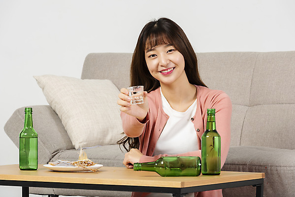 포토 JPG 스튜디오촬영 우먼라이프 여자 대학생 탁자 실내 한명 미소 들기 앉기 상반신 20대 성인 앞모습 청춘 소파 한국인 안주 소주 말린오징어 소주잔 싱글라이프 성인여자한명만 혼족 홈술 국내포토 1 학생 라이프스타일 뷰포인트 가구 컨셉 술잔 의자 모션 주류 표정 사람 동양인 청년 내부 오징어 신조어 여자한명만 성인여자만 파일형식