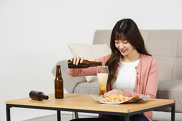 포토 JPG 스튜디오촬영 우먼라이프 여자 대학생 탁자 맥주 실내 한명 미소 앉기 상반신 20대 성인 앞모습 청춘 소파 한국인 붓기 안주 즐거움 맥주잔 싱글라이프 성인여자한명만 소확행 혼족 홈술 국내포토 1 학생 라이프스타일 감정 뷰포인트 가구 컨셉 술잔 의자 모션 주류 표정 사람 동양인 청년 내부 신조어 여자한명만 성인여자만 파일형식