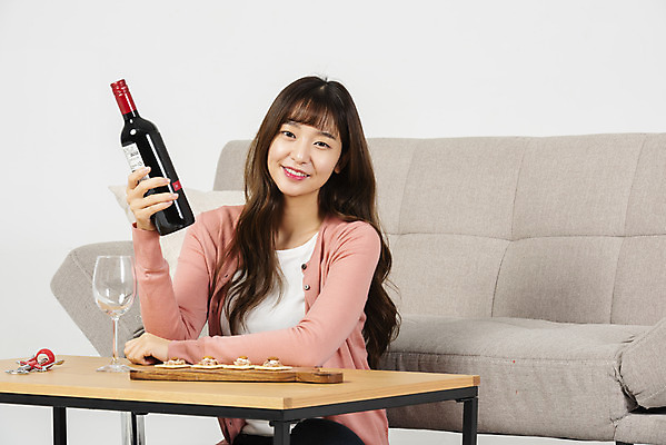 포토 JPG 스튜디오촬영 우먼라이프 여자 대학생 와인잔 탁자 실내 한명 미소 들기 앉기 상반신 20대 성인 앞모습 청춘 소파 와인 한국인 안주 싱글라이프 성인여자한명만 소확행 혼족 홈술 국내포토 1 학생 라이프스타일 뷰포인트 가구 컨셉 술잔 의자 모션 주류 표정 사람 동양인 청년 내부 신조어 여자한명만 성인여자만 파일형식