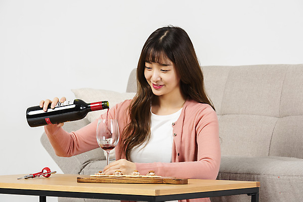 포토 JPG 스튜디오촬영 우먼라이프 응시 여자 대학생 와인잔 탁자 실내 한명 미소 앉기 상반신 20대 성인 앞모습 청춘 소파 와인 한국인 붓기 안주 싱글라이프 성인여자한명만 소확행 혼족 홈술 국내포토 1 학생 라이프스타일 시선 뷰포인트 가구 컨셉 술잔 의자 모션 주류 표정 사람 동양인 청년 내부 신조어 여자한명만 성인여자만 파일형식