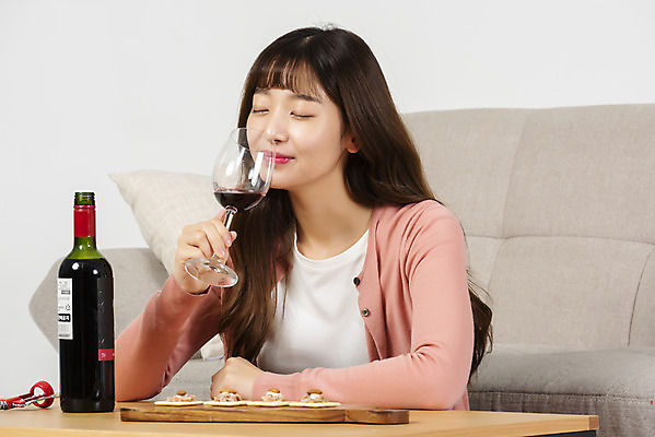 포토 JPG 스튜디오촬영 우먼라이프 여자 대학생 와인잔 탁자 실내 한명 미소 들기 앉기 상반신 20대 성인 앞모습 청춘 소파 와인 한국인 안주 향기 음미 싱글라이프 성인여자한명만 소확행 혼족 홈술 국내포토 1 학생 라이프스타일 뷰포인트 가구 컨셉 술잔 의자 모션 주류 표정 사람 동양인 청년 내부 냄새 신조어 여자한명만 성인여자만 파일형식