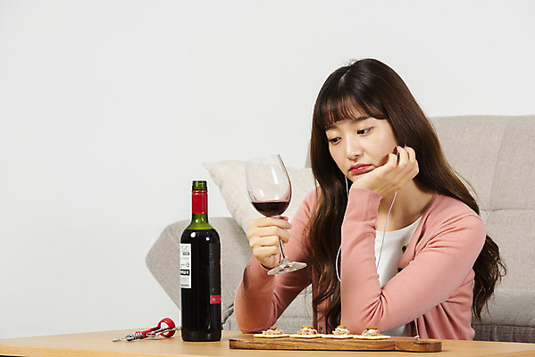 포토 JPG 스튜디오촬영 우먼라이프 여자 대학생 이어폰 와인잔 탁자 실내 한명 앉기 상반신 20대 성인 앞모습 청춘 소파 와인 턱괴기 한국인 안주 고민 싱글라이프 성인여자한명만 혼족 홈술 국내포토 1 학생 라이프스타일 감정 뷰포인트 음향기기 가구 컨셉 술잔 의자 모션 주류 사람 동양인 청년 내부 신조어 여자한명만 성인여자만 파일형식