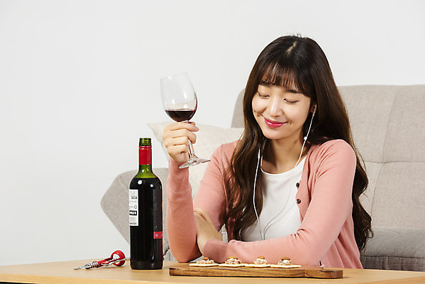 포토 JPG 스튜디오촬영 우먼라이프 여자 대학생 이어폰 와인잔 탁자 실내 한명 미소 들기 앉기 상반신 20대 성인 앞모습 청춘 소파 와인 눈감음 음악감상 한국인 안주 싱글라이프 성인여자한명만 소확행 혼족 홈술 국내포토 1 학생 라이프스타일 뷰포인트 음향기기 가구 컨셉 술잔 의자 모션 주류 표정 사람 동양인 청년 내부 감상 신조어 여자한명만 성인여자만 파일형식