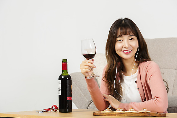 포토 JPG 스튜디오촬영 우먼라이프 여자 대학생 이어폰 와인잔 탁자 실내 한명 미소 들기 앉기 상반신 20대 성인 앞모습 청춘 소파 와인 음악감상 한국인 안주 싱글라이프 성인여자한명만 소확행 혼족 홈술 국내포토 1 학생 라이프스타일 뷰포인트 음향기기 가구 컨셉 술잔 의자 모션 주류 표정 사람 동양인 청년 내부 감상 신조어 여자한명만 성인여자만 파일형식