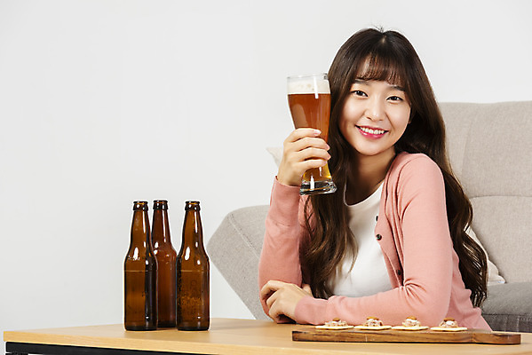 포토 JPG 스튜디오촬영 우먼라이프 여자 대학생 탁자 맥주 실내 한명 미소 들기 앉기 상반신 20대 성인 앞모습 청춘 소파 한국인 안주 맥주잔 싱글라이프 성인여자한명만 소확행 혼족 홈술 국내포토 1 학생 라이프스타일 뷰포인트 가구 컨셉 술잔 의자 모션 주류 표정 사람 동양인 청년 내부 신조어 여자한명만 성인여자만 파일형식