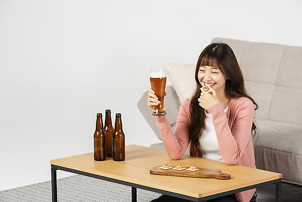 포토 JPG 스튜디오촬영 우먼라이프 응시 여자 대학생 탁자 맥주 실내 한명 미소 들기 앉기 상반신 20대 성인 옆모습 청춘 소파 한국인 안주 즐거움 맥주잔 싱글라이프 성인여자한명만 소확행 혼족 홈술 국내포토 1 학생 라이프스타일 시선 감정 뷰포인트 가구 컨셉 술잔 의자 모션 주류 표정 사람 동양인 청년 내부 신조어 여자한명만 성인여자만 파일형식