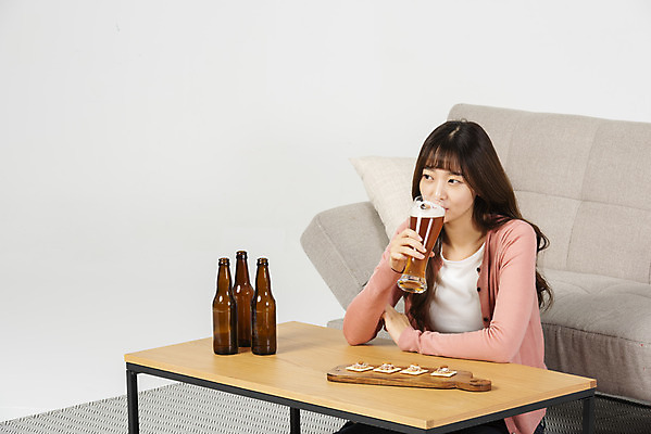 포토 JPG 스튜디오촬영 우먼라이프 응시 여자 대학생 탁자 맥주 실내 한명 앉기 상반신 20대 성인 옆모습 청춘 소파 한국인 마시기 안주 맥주잔 싱글라이프 성인여자한명만 소확행 혼족 홈술 국내포토 1 학생 라이프스타일 시선 뷰포인트 가구 컨셉 술잔 의자 모션 주류 사람 동양인 청년 내부 신조어 여자한명만 성인여자만 파일형식