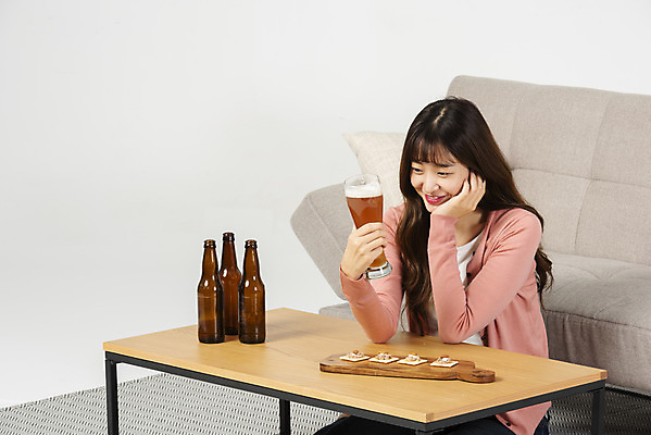 포토 JPG 스튜디오촬영 우먼라이프 응시 여자 대학생 탁자 맥주 실내 한명 미소 들기 앉기 상반신 20대 성인 옆모습 청춘 소파 턱괴기 한국인 안주 즐거움 맥주잔 싱글라이프 성인여자한명만 소확행 혼족 홈술 국내포토 1 학생 라이프스타일 시선 감정 뷰포인트 가구 컨셉 술잔 의자 모션 주류 표정 사람 동양인 청년 내부 신조어 여자한명만 성인여자만 파일형식