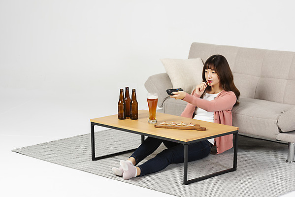 포토 JPG 스튜디오촬영 전신 우먼라이프 응시 여자 대학생 탁자 맥주 실내 한명 앉기 20대 성인 옆모습 청춘 소파 한국인 리모컨 안주 맥주잔 티비시청 싱글라이프 성인여자한명만 소확행 혼족 홈술 국내포토 1 학생 라이프스타일 시선 뷰포인트 가구 컨셉 술잔 의자 모션 주류 사람 동양인 청년 내부 신조어 시청_보고들음 여자한명만 성인여자만 파일형식