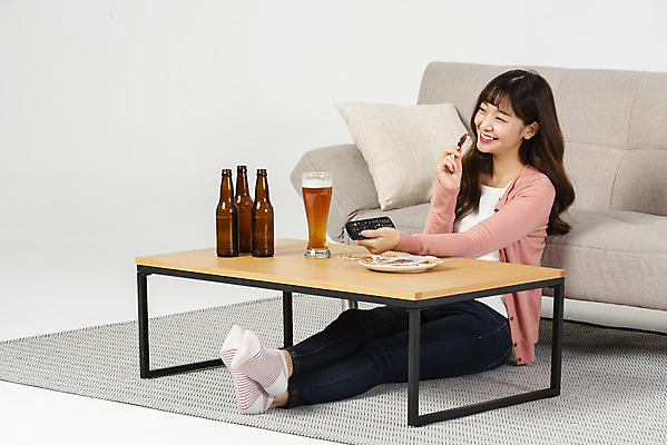 포토 JPG 스튜디오촬영 전신 우먼라이프 응시 여자 대학생 탁자 맥주 실내 한명 미소 앉기 20대 성인 옆모습 청춘 소파 한국인 리모컨 안주 맥주잔 티비시청 싱글라이프 성인여자한명만 소확행 혼족 홈술 국내포토 1 학생 라이프스타일 시선 뷰포인트 가구 컨셉 술잔 의자 모션 주류 표정 사람 동양인 청년 내부 신조어 시청_보고들음 여자한명만 성인여자만 파일형식