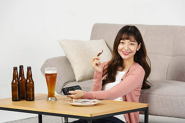포토 JPG 스튜디오촬영 우먼라이프 여자 대학생 탁자 맥주 실내 한명 미소 들기 앉기 상반신 20대 성인 옆모습 청춘 소파 한국인 리모컨 안주 맥주잔 티비시청 싱글라이프 성인여자한명만 소확행 혼족 홈술 국내포토 1 학생 라이프스타일 뷰포인트 가구 컨셉 술잔 의자 모션 주류 표정 사람 동양인 청년 내부 신조어 시청_보고들음 여자한명만 성인여자만 파일형식