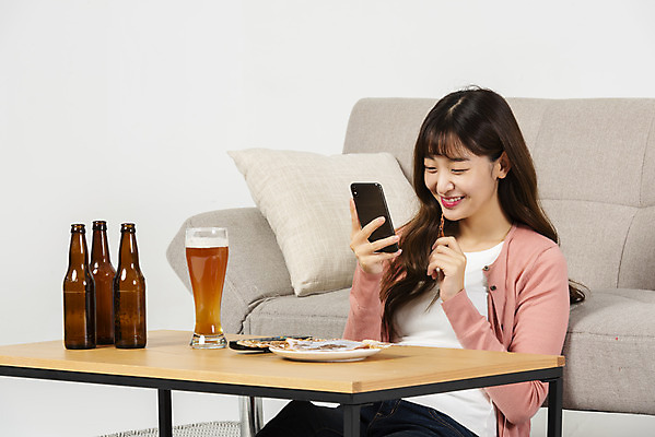 포토 JPG 스튜디오촬영 우먼라이프 응시 여자 대학생 탁자 맥주 실내 한명 미소 들기 앉기 상반신 20대 성인 옆모습 스마트폰 청춘 소파 한국인 안주 즐거움 맥주잔 싱글라이프 성인여자한명만 소확행 혼족 홈술 국내포토 1 학생 라이프스타일 시선 감정 뷰포인트 가구 컨셉 술잔 의자 모션 주류 표정 사람 동양인 청년 내부 핸드폰 스마트기기 신조어 여자한명만 성인여자만 파일형식