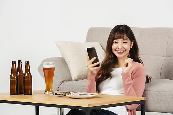 포토 JPG 스튜디오촬영 우먼라이프 여자 대학생 탁자 맥주 실내 한명 미소 들기 앉기 상반신 20대 성인 옆모습 스마트폰 청춘 소파 한국인 안주 즐거움 맥주잔 싱글라이프 성인여자한명만 소확행 혼족 홈술 국내포토 1 학생 라이프스타일 감정 뷰포인트 가구 컨셉 술잔 의자 모션 주류 표정 사람 동양인 청년 내부 핸드폰 스마트기기 신조어 여자한명만 성인여자만 파일형식