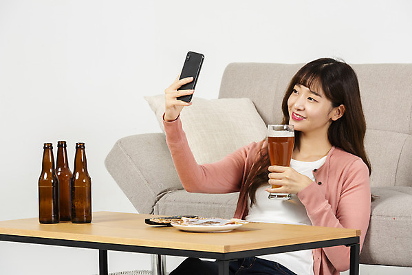 포토 JPG 스튜디오촬영 우먼라이프 여자 대학생 탁자 맥주 실내 한명 미소 들기 앉기 상반신 20대 성인 옆모습 청춘 소파 한국인 셀프카메라 안주 즐거움 맥주잔 싱글라이프 성인여자한명만 소확행 혼족 홈술 국내포토 1 학생 라이프스타일 감정 뷰포인트 가구 컨셉 술잔 의자 모션 주류 표정 사람 동양인 청년 내부 사진촬영 신조어 여자한명만 성인여자만 파일형식