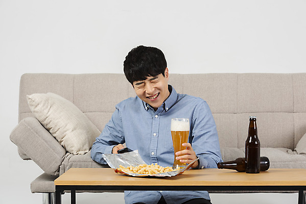 포토 JPG 스튜디오촬영 남자 대학생 맨라이프 탁자 맥주 실내 한명 미소 상반신 20대 성인 앞모습 청춘 소파 유행 한국인 안주 즐거움 싱글라이프 성인남자한명만 혼족 국내포토 1 학생 라이프스타일 감정 뷰포인트 가구 컨셉 의자 주류 표정 사람 동양인 청년 내부 남자한명만 성인남자만 파일형식