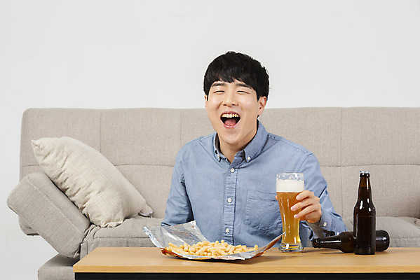포토 JPG 스튜디오촬영 남자 대학생 맨라이프 탁자 맥주 실내 한명 웃음 상반신 20대 성인 앞모습 청춘 소파 유행 한국인 안주 즐거움 싱글라이프 성인남자한명만 혼족 국내포토 1 학생 라이프스타일 감정 뷰포인트 가구 컨셉 의자 주류 표정 사람 동양인 청년 내부 남자한명만 성인남자만 파일형식