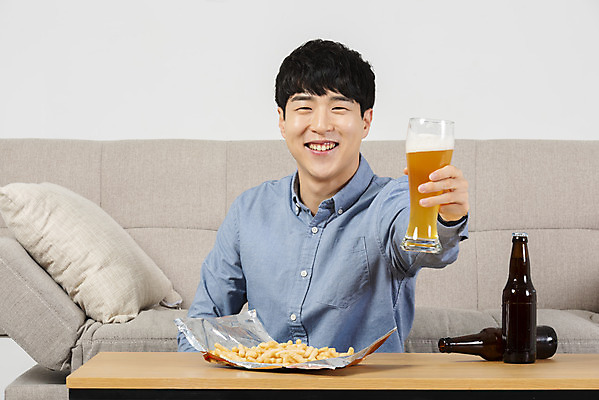 포토 JPG 스튜디오촬영 남자 대학생 맨라이프 탁자 맥주 실내 한명 미소 상반신 20대 성인 앞모습 청춘 소파 유행 한국인 안주 즐거움 건배 싱글라이프 성인남자한명만 혼족 국내포토 1 학생 라이프스타일 감정 뷰포인트 가구 컨셉 의자 주류 표정 사람 동양인 청년 내부 남자한명만 성인남자만 파일형식