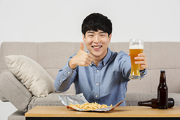 포토 JPG 스튜디오촬영 남자 대학생 맨라이프 탁자 맥주 실내 한명 미소 손짓 상반신 20대 성인 앞모습 청춘 소파 유행 한국인 최고 안주 즐거움 건배 싱글라이프 성인남자한명만 혼족 국내포토 1 학생 라이프스타일 감정 뷰포인트 가구 컨셉 의자 모션 주류 표정 사람 동양인 청년 내부 남자한명만 성인남자만 파일형식