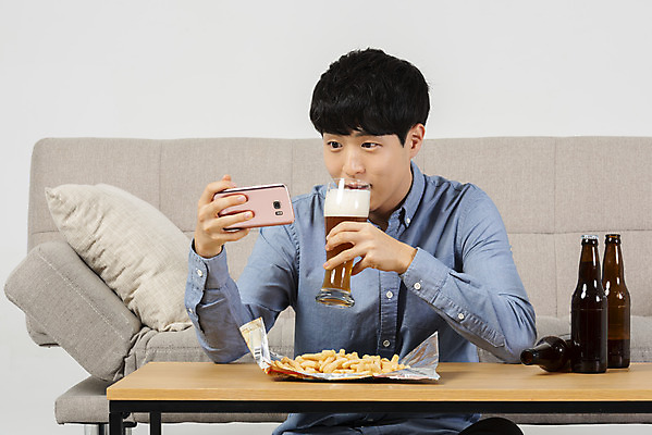 포토 JPG 스튜디오촬영 응시 남자 대학생 맨라이프 탁자 맥주 실내 한명 미소 들기 상반신 20대 성인 앞모습 스마트폰 청춘 소파 유행 한국인 안주 즐거움 싱글라이프 성인남자한명만 혼족 국내포토 1 학생 라이프스타일 시선 감정 뷰포인트 가구 컨셉 의자 모션 주류 표정 사람 동양인 청년 내부 핸드폰 스마트기기 남자한명만 성인남자만 파일형식