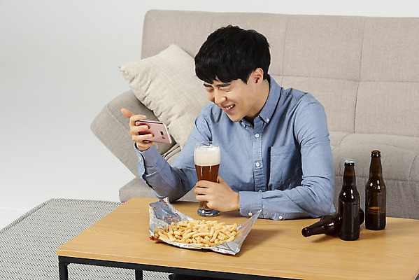 포토 JPG 스튜디오촬영 응시 남자 대학생 맨라이프 탁자 맥주 실내 한명 웃음 들기 상반신 20대 성인 앞모습 스마트폰 청춘 소파 유행 한국인 안주 즐거움 싱글라이프 성인남자한명만 혼족 국내포토 1 학생 라이프스타일 시선 감정 뷰포인트 가구 컨셉 의자 모션 주류 표정 사람 동양인 청년 내부 핸드폰 스마트기기 남자한명만 성인남자만 파일형식