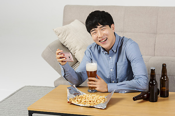 포토 JPG 스튜디오촬영 남자 대학생 맨라이프 탁자 맥주 실내 한명 웃음 들기 상반신 20대 성인 앞모습 스마트폰 청춘 소파 유행 한국인 안주 즐거움 싱글라이프 성인남자한명만 혼족 국내포토 1 학생 라이프스타일 감정 뷰포인트 가구 컨셉 의자 모션 주류 표정 사람 동양인 청년 내부 핸드폰 스마트기기 남자한명만 성인남자만 파일형식