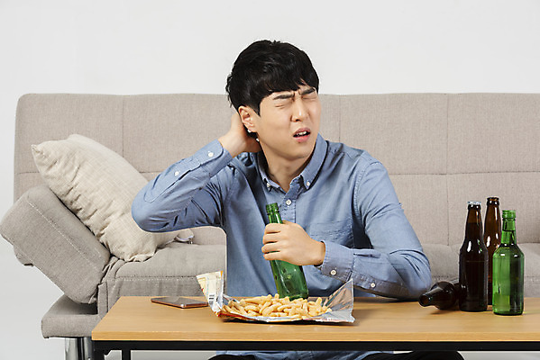 포토 JPG 스튜디오촬영 남자 대학생 맨라이프 탁자 스트레스 실내 한명 상반신 20대 성인 앞모습 청춘 소파 유행 한국인 만취 안주 맥주병 소주병 뒷목 싱글라이프 성인남자한명만 혼족 국내포토 1 학생 라이프스타일 뷰포인트 가구 컨셉 의자 술병 맥주 사람 동양인 청년 내부 목 소주 술취함 남자한명만 성인남자만 파일형식