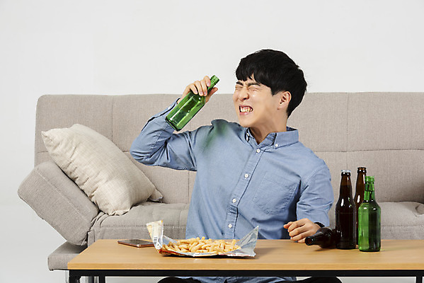 포토 JPG 스튜디오촬영 남자 대학생 맨라이프 탁자 실내 한명 상반신 20대 성인 앞모습 청춘 소파 유행 한국인 찡그림 만취 안주 즐거움 맥주병 소주병 싱글라이프 성인남자한명만 혼족 국내포토 1 학생 라이프스타일 감정 뷰포인트 가구 컨셉 의자 술병 맥주 표정 사람 동양인 청년 내부 소주 술취함 남자한명만 성인남자만 파일형식