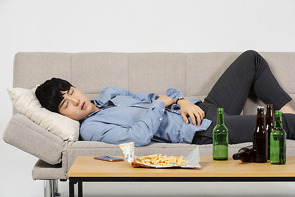 포토 JPG 스튜디오촬영 남자 대학생 맨라이프 탁자 실내 한명 상반신 20대 성인 앞모습 청춘 소파 눕기 유행 한국인 잠 만취 안주 맥주병 소주병 싱글라이프 성인남자한명만 혼족 국내포토 1 학생 라이프스타일 뷰포인트 가구 컨셉 의자 모션 술병 맥주 사람 동양인 청년 내부 소주 술취함 남자한명만 성인남자만 파일형식