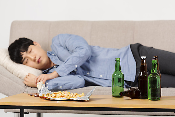 포토 JPG 스튜디오촬영 남자 대학생 맨라이프 탁자 실내 한명 상반신 20대 성인 앞모습 청춘 소파 눕기 유행 한국인 잠 만취 안주 맥주병 소주병 싱글라이프 성인남자한명만 혼족 국내포토 1 학생 라이프스타일 뷰포인트 가구 컨셉 의자 모션 술병 맥주 사람 동양인 청년 내부 소주 술취함 남자한명만 성인남자만 파일형식
