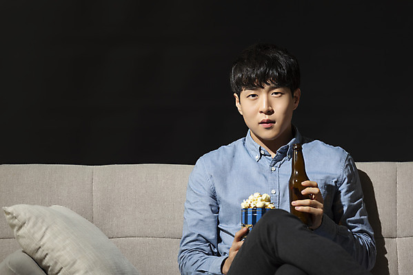 포토 JPG 스튜디오촬영 남자 대학생 검은배경 병맥주 실내 한명 들기 앉기 상반신 20대 성인 취미 앞모습 청춘 소파 한국인 집중 영화 공포 팝콘 공포영화 영화감상 성인남자한명만 혼족 집콕 홈시네마 국내포토 1 학생 뷰포인트 백그라운드 컨셉 의자 모션 문화예술 맥주 사람 동양인 청년 내부 검은색 감상 신조어 싱글라이프 남자한명만 성인남자만 파일형식 앳홈라이프