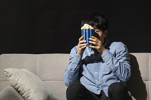포토 JPG 스튜디오촬영 남자 대학생 검은배경 실내 한명 들기 앉기 상반신 20대 성인 취미 앞모습 청춘 소파 한국인 무서움 영화 공포 팝콘 얼굴가리기 공포영화 영화감상 성인남자한명만 혼족 집콕 홈시네마 국내포토 1 학생 감정 뷰포인트 백그라운드 컨셉 의자 모션 문화예술 사람 동양인 청년 내부 검은색 감상 가림 신조어 싱글라이프 남자한명만 성인남자만 파일형식 앳홈라이프
