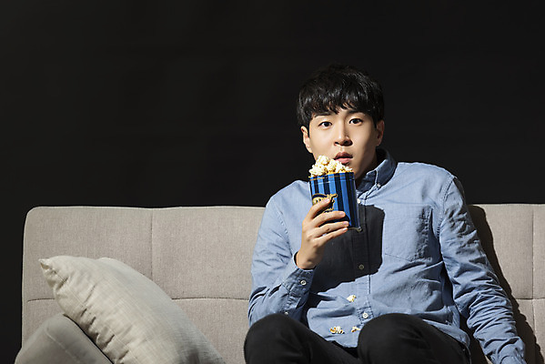 포토 JPG 스튜디오촬영 남자 대학생 검은배경 실내 한명 들기 앉기 상반신 20대 성인 취미 앞모습 청춘 소파 한국인 무서움 영화 공포 팝콘 공포영화 영화감상 성인남자한명만 혼족 집콕 홈시네마 국내포토 1 학생 감정 뷰포인트 백그라운드 컨셉 의자 모션 문화예술 사람 동양인 청년 내부 검은색 감상 신조어 싱글라이프 남자한명만 성인남자만 파일형식 앳홈라이프