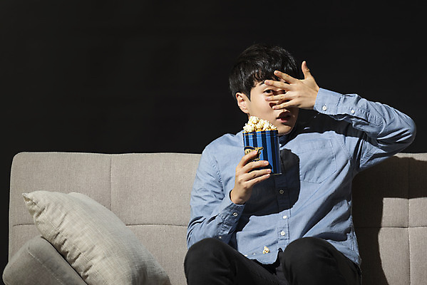 포토 JPG 스튜디오촬영 남자 대학생 검은배경 실내 한명 들기 앉기 상반신 20대 성인 취미 앞모습 청춘 소파 한국인 무서움 영화 공포 팝콘 얼굴가리기 공포영화 영화감상 성인남자한명만 혼족 집콕 홈시네마 국내포토 1 학생 감정 뷰포인트 백그라운드 컨셉 의자 모션 문화예술 사람 동양인 청년 내부 검은색 감상 가림 신조어 싱글라이프 남자한명만 성인남자만 파일형식 앳홈라이프