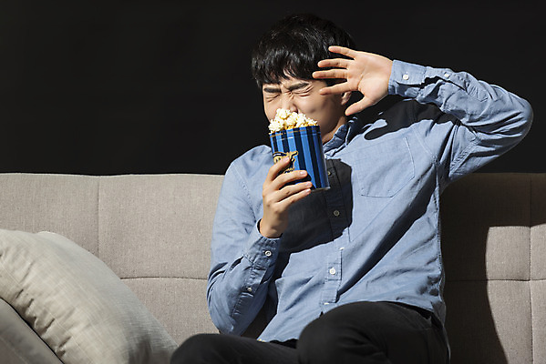 포토 JPG 스튜디오촬영 남자 대학생 검은배경 실내 한명 들기 앉기 상반신 20대 성인 취미 앞모습 청춘 소파 눈감음 한국인 찡그림 무서움 영화 공포 팝콘 공포영화 영화감상 성인남자한명만 혼족 집콕 홈시네마 국내포토 1 학생 감정 뷰포인트 백그라운드 컨셉 의자 모션 문화예술 표정 사람 동양인 청년 내부 검은색 감상 신조어 싱글라이프 남자한명만 성인남자만 파일형식 앳홈라이프