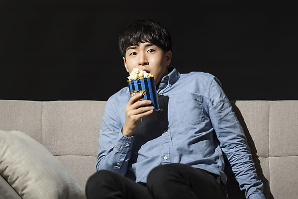 포토 JPG 스튜디오촬영 남자 대학생 검은배경 실내 한명 들기 앉기 상반신 20대 성인 취미 앞모습 청춘 소파 놀람 한국인 무서움 영화 공포 팝콘 공포영화 영화감상 성인남자한명만 혼족 집콕 홈시네마 국내포토 1 학생 감정 뷰포인트 백그라운드 컨셉 의자 모션 문화예술 표정 사람 동양인 청년 내부 검은색 감상 신조어 싱글라이프 남자한명만 성인남자만 파일형식 앳홈라이프