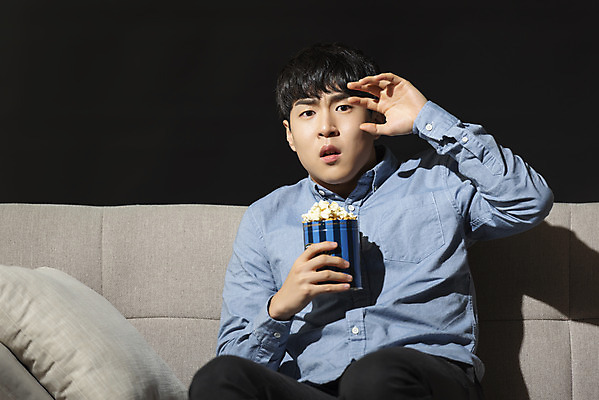 포토 JPG 스튜디오촬영 남자 대학생 검은배경 실내 한명 들기 앉기 상반신 20대 성인 취미 앞모습 청춘 소파 놀람 한국인 무서움 영화 공포 팝콘 공포영화 영화감상 성인남자한명만 혼족 집콕 홈시네마 국내포토 1 학생 감정 뷰포인트 백그라운드 컨셉 의자 모션 문화예술 표정 사람 동양인 청년 내부 검은색 감상 신조어 싱글라이프 남자한명만 성인남자만 파일형식 앳홈라이프