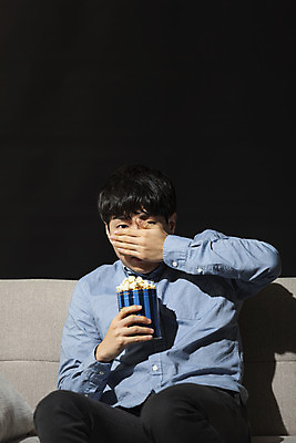 포토 JPG 스튜디오촬영 남자 대학생 검은배경 실내 한명 들기 앉기 상반신 20대 성인 취미 앞모습 청춘 소파 한국인 무서움 영화 공포 팝콘 얼굴가리기 공포영화 영화감상 성인남자한명만 혼족 집콕 홈시네마 국내포토 1 학생 감정 뷰포인트 백그라운드 컨셉 의자 모션 문화예술 사람 동양인 청년 내부 검은색 감상 가림 신조어 싱글라이프 남자한명만 성인남자만 파일형식 앳홈라이프