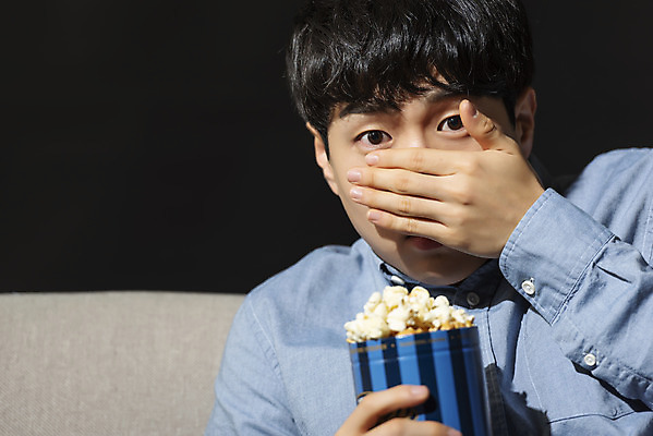 포토 JPG 스튜디오촬영 남자 대학생 검은배경 실내 한명 들기 앉기 상반신 20대 성인 취미 앞모습 청춘 소파 한국인 무서움 영화 공포 팝콘 얼굴가리기 공포영화 영화감상 성인남자한명만 혼족 집콕 홈시네마 국내포토 1 학생 감정 뷰포인트 백그라운드 컨셉 의자 모션 문화예술 사람 동양인 청년 내부 검은색 감상 가림 신조어 싱글라이프 남자한명만 성인남자만 파일형식 앳홈라이프