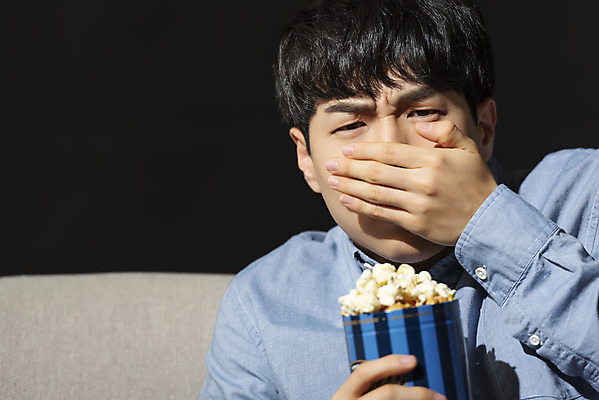 포토 JPG 스튜디오촬영 남자 대학생 검은배경 실내 한명 들기 앉기 상반신 20대 성인 취미 앞모습 청춘 소파 한국인 찡그림 무서움 영화 공포 팝콘 얼굴가리기 공포영화 영화감상 성인남자한명만 혼족 집콕 홈시네마 국내포토 1 학생 감정 뷰포인트 백그라운드 컨셉 의자 모션 문화예술 표정 사람 동양인 청년 내부 검은색 감상 가림 신조어 싱글라이프 남자한명만 성인남자만 파일형식 앳홈라이프