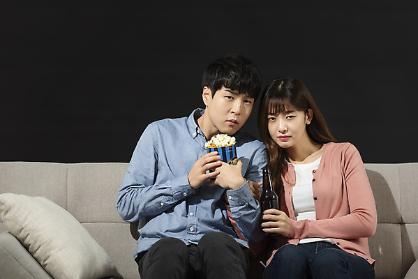 포토 JPG 스튜디오촬영 커플 여자 남자 대학생 검은배경 병맥주 실내 들기 앉기 상반신 20대 성인 취미 두명 앞모습 청춘 소파 한국인 무서움 집중 영화 공포 팝콘 공포영화 심각 영화감상 성인만 집콕 홈시네마 국내포토 학생 감정 뷰포인트 백그라운드 컨셉 의자 관계 모션 문화예술 맥주 사람 동양인 청년 내부 검은색 감상 신조어 파일형식 앳홈라이프